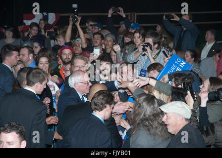 Lawrence, Kansas, USA, 3. März 2016 demokratische Präsidentschaftskandidat Vermont Senator Bernie Sanders arbeitet die Seil-Zeile nach sprach er zu einer Masse von mehr als vier tausend meist junge Menschen bei einer Kundgebung heute Abend in Lawrence, Kansas Credit: mark Reinstein/Alamy Live-Nachrichten Stockfoto