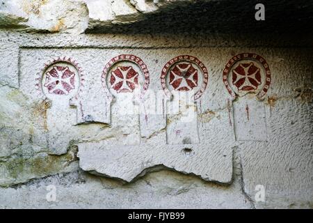 Geschnitzte frühe christliche Kreuze gemalt. vulkanischen Tuff Felsen erodiert. Göreme Open Air Museum Nationalpark, Kappadokien Türkei Stockfoto