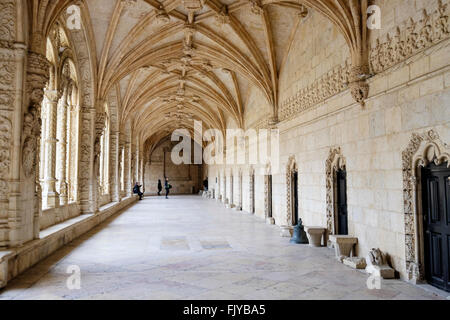 Portugal, Lissabon: Touristen im mittelalterlichen Kreuzgang des Hieronymus-Kloster in Belém Stockfoto