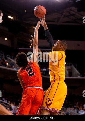 2. März 2016 Los Angeles, CA... USC vorwärts (0) Darion Clark setzt sich einen Schuss gegen die Oregon State guard (11) Stephen Thompson Jr. während des Spiels zwischen der Oregon State Beavers Vs USC Trojans im Galen Center in Los Angeles, Kalifornien. Oregon State unterlag USC 81-70... (Obligatorische Credit: Juan Lainez / MarinMedia / Cal Sport Media) Stockfoto