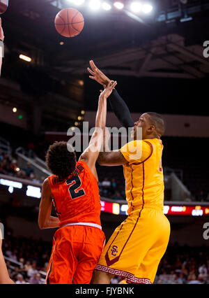 2. März 2016 Los Angeles, CA... USC vorwärts (0) Darion Clark setzt sich einen Schuss gegen die Oregon State guard (11) Stephen Thompson Jr. während des Spiels zwischen der Oregon State Beavers Vs USC Trojans im Galen Center in Los Angeles, Kalifornien. Oregon State unterlag USC 81-70... (Obligatorische Credit: Juan Lainez / MarinMedia / Cal Sport Media) Stockfoto