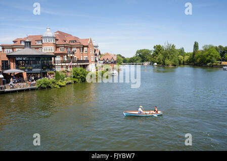 Ein Mann und eine Frau ist ein Ruderboot auf der Themse in Windsor/Eton in der Nähe von Romney Lock. Stockfoto