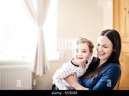 junge Mutter mit ihrem kleinen Jungen im Zimmer spielen Stockfoto