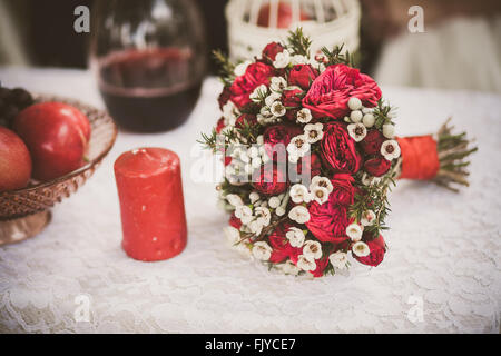 Schöne Hochzeit Blumenstrauß am festlich gedeckten Tisch.  Bild straff und stilisiert im retro-Stil. Stockfoto