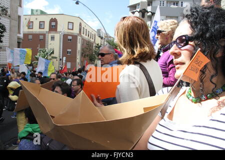 Santa Cruz De Tenerife, Spanien. 27. Februar 2016. Eine Frau hält ein Papierschiff während der Proteste in Spanien. Der Europäischen Marsch für Flüchtlinge bereits Anrufe in 50 spanischen Städten besteht, zeigen sie auf um alle Regierungen und Europäer, sichere Zugänge für das Gebiet für die Flucht vor Krieg zu öffnen zu verlangen. © Mercedes Menendez/RoverImages/Pazifik Presse/Alamy Live-Nachrichten Stockfoto