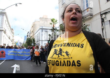 Santa Cruz De Tenerife, Spanien. 27. Februar 2016. Eine Frau schreien schließt sich den Protest in Spanien. Der Europäischen Marsch für Flüchtlinge bereits Anrufe in 50 spanischen Städten besteht, zeigen sie auf um alle Regierungen und Europäer, sichere Zugänge für das Gebiet für die Flucht vor Krieg zu öffnen zu verlangen. © Mercedes Menendez/RoverImages/Pazifik Presse/Alamy Live-Nachrichten Stockfoto