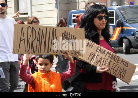 Santa Cruz De Tenerife, Spanien. 27. Februar 2016. Eine Familienholding Plakate Join der Protest in Spanien. Der Europäischen Marsch für Flüchtlinge bereits Anrufe in 50 spanischen Städten besteht, zeigen sie auf um alle Regierungen und Europäer, sichere Zugänge für das Gebiet für die Flucht vor Krieg zu öffnen zu verlangen. © Mercedes Menendez/RoverImages/Pazifik Presse/Alamy Live-Nachrichten Stockfoto