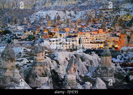 Alte Stadt Göreme aka Avcilar, modernen Touristenhotels und erodierten Tuff Feenkamine. Nationalpark Göreme, Kappadokien, Türkei Stockfoto