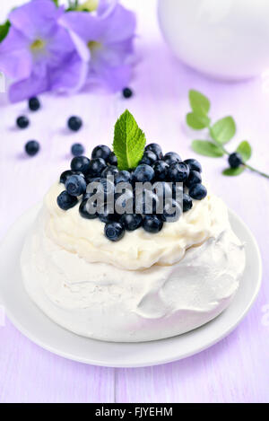 Baiser Kuchen Pavlova mit frischen Blaubeeren und Schlagsahne Stockfoto