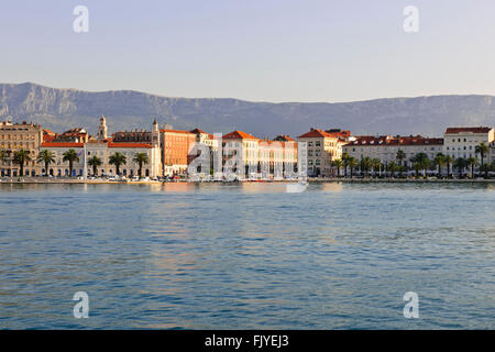 Verlassen Split Hafen, mittelalterliche Architektur, römischen Diokletianpalast, lebendige und freundliche Stadt, Cafés, Restaurants, Dalmatien, Kroatien Stockfoto