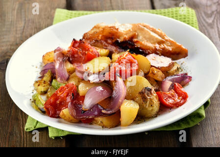 Gebratenes Gemüse mit Hühnerfleisch, Nahaufnahme Stockfoto