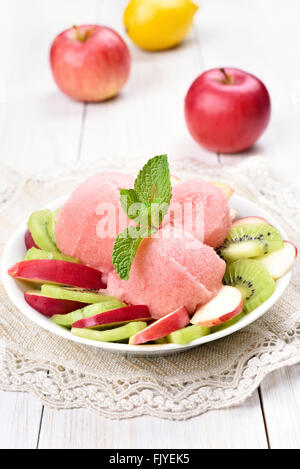 Wassermelonen-Eis und Obstsalat in Schüssel Stockfoto