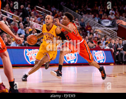 Los Angeles, CA, USA. 2. März 2016. USC Wache (12) Julian Jacobs Laufwerke in den Korb gegen Oregon State guard Stephen Thompson Jr. während des Spiels zwischen der Oregon State Beavers Vs USC Trojans im Galen Center in Los Angeles, Kalifornien. Oregon State unterlag USC 81-70. (Obligatorische Credit: Juan Lainez/MarinMedia/Cal Sport Media) © Csm/Alamy Live-Nachrichten Stockfoto