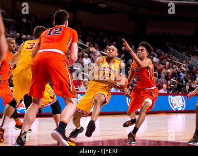 Los Angeles, CA, USA. 2. März 2016. USC Wache (12) Julian Jacobs Laufwerke in den Korb gegen Oregon State guard Stephen Thompson Jr. während des Spiels zwischen der Oregon State Beavers Vs USC Trojans im Galen Center in Los Angeles, Kalifornien. Oregon State unterlag USC 81-70. (Obligatorische Credit: Juan Lainez/MarinMedia/Cal Sport Media) © Csm/Alamy Live-Nachrichten Stockfoto