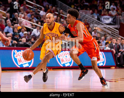 Los Angeles, CA, USA. 2. März 2016. USC Wache (12) Julian Jacobs Laufwerke in den Korb gegen Oregon State guard Stephen Thompson Jr. während des Spiels zwischen der Oregon State Beavers Vs USC Trojans im Galen Center in Los Angeles, Kalifornien. Oregon State unterlag USC 81-70. (Obligatorische Credit: Juan Lainez/MarinMedia/Cal Sport Media) © Csm/Alamy Live-Nachrichten Stockfoto