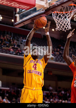 Los Angeles, CA, USA. 2. März 2016. USC nach vorne (4) legt Chimezie Metu während des Spiels zwischen der Oregon State Beavers Vs USC Trojans im Galen Center in Los Angeles, Kalifornien. Oregon State unterlag USC 81-70. (Obligatorische Credit: Juan Lainez/MarinMedia/Cal Sport Media) © Csm/Alamy Live-Nachrichten Stockfoto