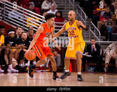 Los Angeles, CA, USA. 2. März 2016. Oregon State guard (2) Stephen Thompson Jr. versucht zu umgehen USC Verteidiger (12) Julian Jacobs während des Spiels zwischen der Oregon State Beavers Vs USC Trojans im Galen Center in Los Angeles, Kalifornien. Oregon State unterlag USC 81-70. (Obligatorische Credit: Juan Lainez/MarinMedia/Cal Sport Media) © Csm/Alamy Live-Nachrichten Stockfoto