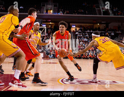 Los Angeles, CA, USA. 2. März 2016. Oregon State guard während des Spiels zwischen der Oregon State Beavers Vs USC Trojans im Galen Center in Los Angeles, Kalifornien (2) Stephen Thompson Jr.-Laufwerke in den Warenkorb legen. Oregon State unterlag USC 81-70. (Obligatorische Credit: Juan Lainez/MarinMedia/Cal Sport Media) © Csm/Alamy Live-Nachrichten Stockfoto