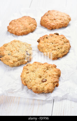 Gesunden Haferflocken Cookies auf Backpapier weiß Stockfoto