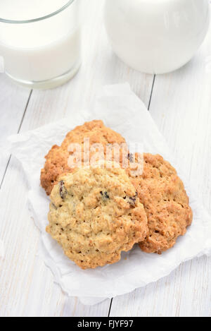 Getreide Hafer Cookies und Joghurt auf weißer Holztisch Stockfoto