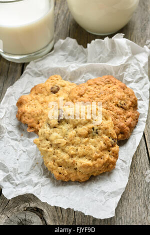 Cookies von Hafer und Milch auf Holztisch Stockfoto