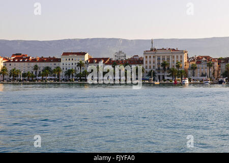 Verlassen Split Hafen, mittelalterliche Architektur, römischen Diokletianpalast, lebendige und freundliche Stadt, Cafés, Restaurants, Dalmatien, Kroatien Stockfoto