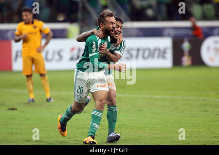 Sao Paulo, Brasilien. 3. März 2016. Palmeiras Agustin Allione (L), Brasiliens, feiert nach erzielte während des Spiels von der Gruppenphase der Copa Libertadores, gegen Rosario Central, von Argentinien, im Allianz-Park-Stadion in Sao Paulo, Brasilien, am 3. März 2016 statt. Palmeiras aus Brasilien gewann 2: 0. © Rahel Patras/Xinhua/Alamy Live-Nachrichten Stockfoto