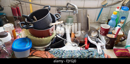 Haufen von schmutziges Geschirr in einer Küche Waschbecken Stockfoto