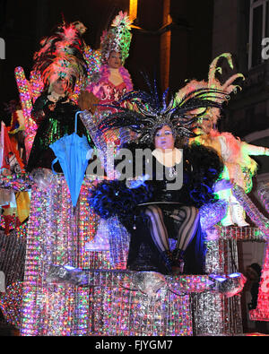 AALST, Belgien, 7. Februar 2016: Unbekannte Teilnehmer verkleidet als Drag-Queens, während der jährliche Karnevalsumzug in Aalst. Stockfoto