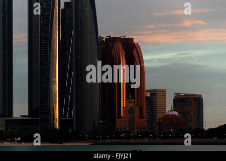 Skyline von Abu Dhabi aus Corniche Wellenbrecher 26.02.2016 Foto Andrea Staccioli/Deepbluemedia/Insidefoto Stockfoto