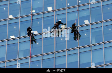 Fensterreiniger reinigen Sie die Fenster das Walkie Talkie Gebäude in London. Copyright Foto - John Voos Stockfoto