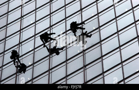 Fensterreiniger reinigen Sie die Fenster das Walkie Talkie Gebäude in London. Copyright Foto - John Voos Stockfoto