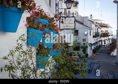 Gehweg in das weiße Dorf Mijas in Malaga Stockfoto