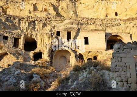 Teil der Klippe Wohnung Komplex der alten christlichen Kirchen und Häuser im Dorf Cavusin in der Nähe von Göreme, Kappadokien, Türkei Stockfoto