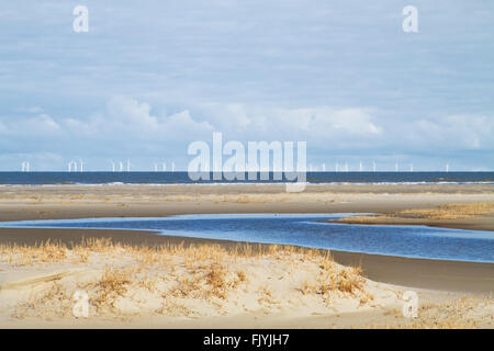 Offshore-Windpark in der Nordsee-Blick vom Strand der niederländischen Insel Schiermonnikoog Stockfoto