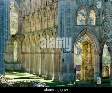 RIEVAULX Abtei North Yorkshire die Bögen auf der Südseite des Presbyteriums aus der Mitte der Abtei Kirche Herbstfärbung Stockfoto