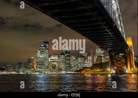 Auffassung in der Nacht von unten Sydney Harbour Bridge zeigt die Skyline der CBD über Circular Quay. Stockfoto