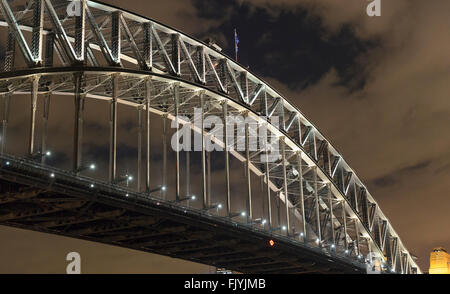 Blick genommen bei Nacht von unten Sydney Harbour Bridge mit Blick auf die CBD und Circular Quay. Stockfoto