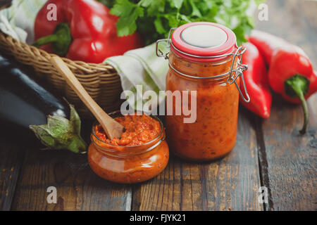 Glas hausgemachter Ajvar, einer köstlichen gerösteten Paprika und Auberginen Gericht. Stockfoto