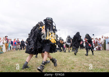 TEWKESBURY, GLOS. UK - Juli 2013: Schwarzes Tuch bekleidet Bedlam Morris Tänzer am 13. Juli 2014 bei Tewkesbury Mittelalterfest Stockfoto