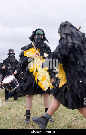 TEWKESBURY, GLOS. UK - Juli 2013: Schwarzes Tuch bekleidet Bedlam Morris Tänzer am 13. Juli 2014 bei Tewkesbury Mittelalterfest Stockfoto