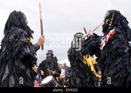 TEWKESBURY, GLOS. UK - Juli 2013: Schwarzes Tuch bekleidet Bedlam Morris Tänzer am 13. Juli 2014 bei Tewkesbury Mittelalterfest Stockfoto