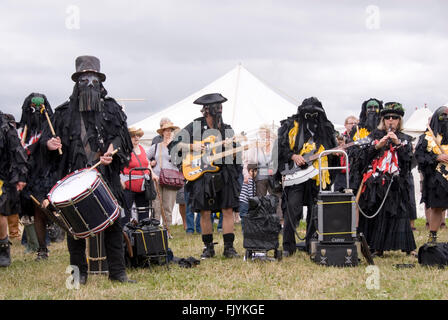 TEWKESBURY, GLOS. UK - Juli 2013: Schwarzes Tuch bekleidet Bedlam Morris Tänzer am 13. Juli 2014 bei Tewkesbury Mittelalterfest Stockfoto