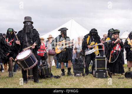 TEWKESBURY, GLOS. UK - Juli 2013: Schwarzes Tuch bekleidet Bedlam Morris Tänzer am 13. Juli 2014 bei Tewkesbury Mittelalterfest Stockfoto