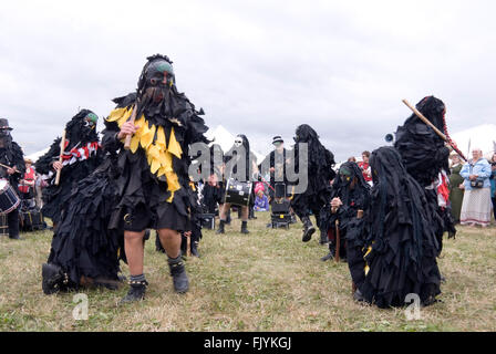 TEWKESBURY, GLOS. UK - Juli 2013: Schwarzes Tuch bekleidet Bedlam Morris Tänzer am 13. Juli 2014 bei Tewkesbury Mittelalterfest Stockfoto