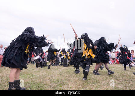 TEWKESBURY, GLOS. UK - Juli 2013: Schwarzes Tuch bekleidet Bedlam Morris Tänzer am 13. Juli 2014 bei Tewkesbury Mittelalterfest Stockfoto