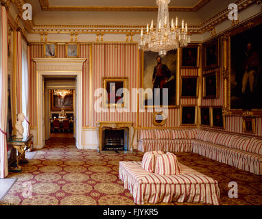 APSLEY HOUSE in London. Innenansicht des gestreiften Drawing Room mit Blick auf den Speisesaal. Stockfoto