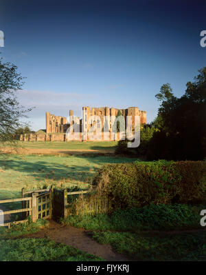 KENILWORTH CASTLE, Warwickshire. Blick über das Feld in Richtung der Burg, die gleichzeitig Teil der großen bloße gebildet. Stockfoto