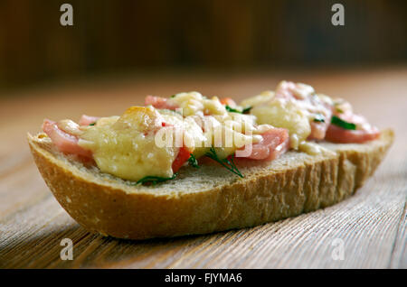 Pilz Gouda Melts.cheese Steak Sandwich. zerkleinerte Steak erstickt mit sautierten Pilzen, sautierten Zwiebeln, sautierten grünen pepp Stockfoto