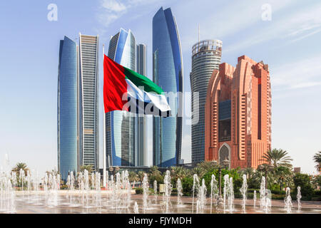ABU DHABI, Vereinigte Arabische Emirate - 23. Oktober 2015: Etihad Turm Ensemble in Abu Dhabi mit Brunnen und Flagge im Vordergrund Stockfoto